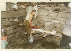 D'Andrea Venanzio durante la preparazione del formaggio nella casera dell'alpe Campo (1968)